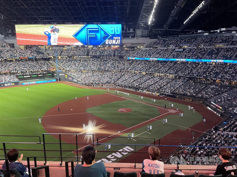 日本職棒北海道火腿鬥士隊主場ES CON FIELD HOKKAIDO有長型巨型大螢幕，搭配現場聲光效果，觀賽體驗佳。（中央社）