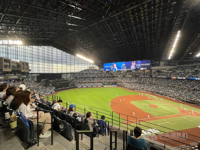 ES CON FIELD HOKKAIDO外野外牆是玻璃帷幕，屋頂可以開闔。圖為屋頂封閉時的景觀。（中央社）