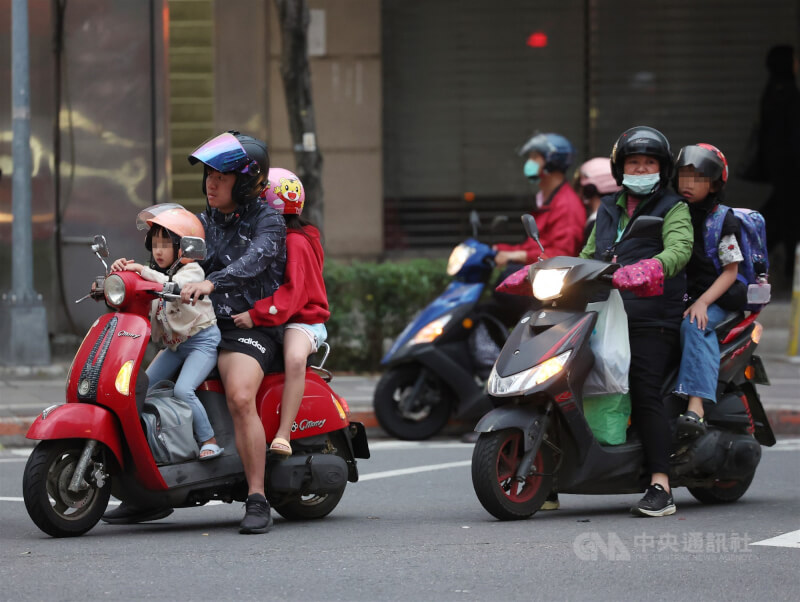 行政院政務委員陳時中18日表示，政院拍板未來只要家中有1名未滿12歲兒童，就能申請外籍幫傭。圖為台北市信義區下課時間家長騎機車接小孩回家。 中央社記者張新偉攝 115年3月18日