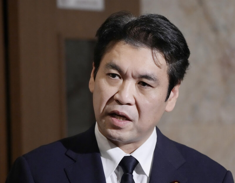 日本文部科學大臣松本洋平（圖）去年10月就任前，曾與已婚女性外遇的風波已經影響國會審議法案。他19日再度公開致歉，並重申會繼續履行職責，無意辭職。（共同社）