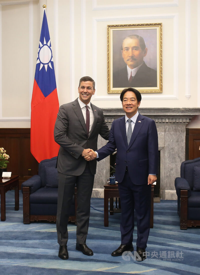 總統賴清德（右）2024年在總統府會晤巴拉圭總統潘尼亞（Santiago Peña Palacios）（左），兩人握手合影。（中央社檔案照片）