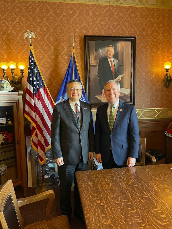 駐芝加哥辦事處長類延峰（左）拜會威斯康辛州眾議長佛斯（右），感謝威州議會對台灣長期支持。（駐芝加哥辦事處提供）中央社記者廖漢原紐約傳真　115年3月19日