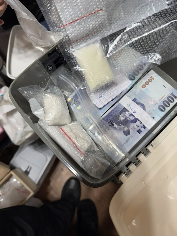 新竹市警察局第一分局接獲線報，指有人在竹苗地區販毒，專案小組追查發現共有4名毒販，日前兵分多路攻堅逮人，並搜出毒品、現金等證物。（警方提供）中央社記者魯鋼駿傳真　115年3月19日