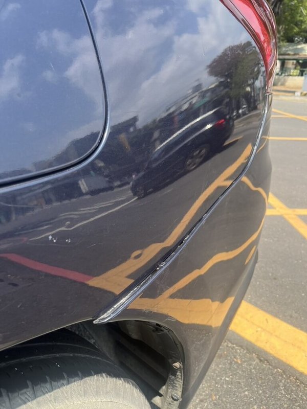 高雄高姓男子17日晚間無照酒駕上路，結果直接停在路中央昏睡；警方盤查時，高男不但拒檢還衝撞警車企圖逃逸，造成警車受損（圖）。（高雄前鎮警分局提供）中央社記者洪學廣傳真　115年3月19日