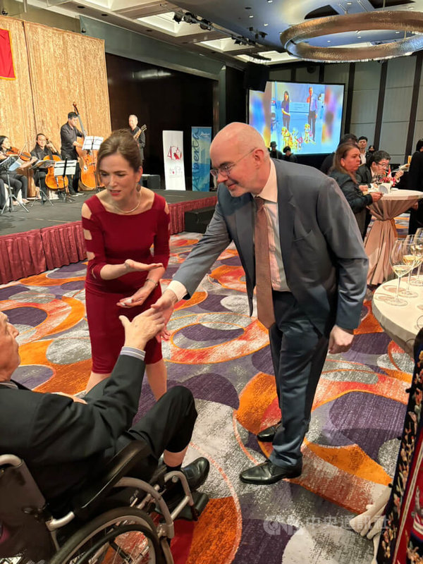 「加拿大駐台北貿易辦事處40週年酒會」19日在台北登場，美國在台協會（AIT）處長谷立言（Raymond Greene，右）與會。中央社記者葉允凱攝　115年3月19日