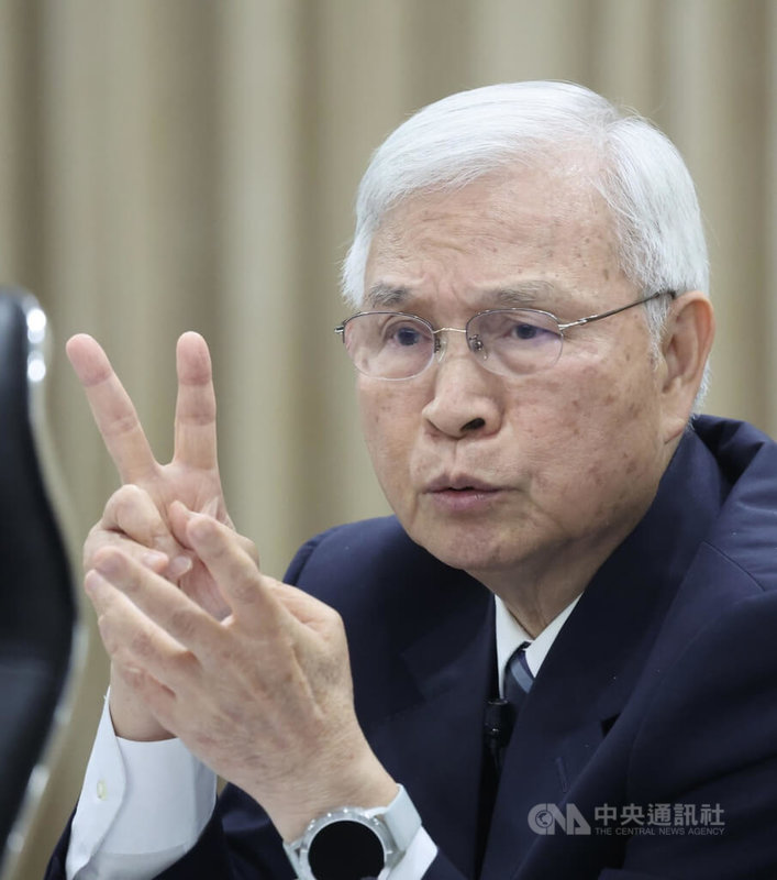 中央銀行19日召開理監事會議,總裁楊金龍(圖)會後宣布政策利率維持不變,並調整選擇性信用管制,全國自然人第2戶購屋貸款的成數上限,由5成調升為6成。中央社記者趙世勳攝 115年3月19日