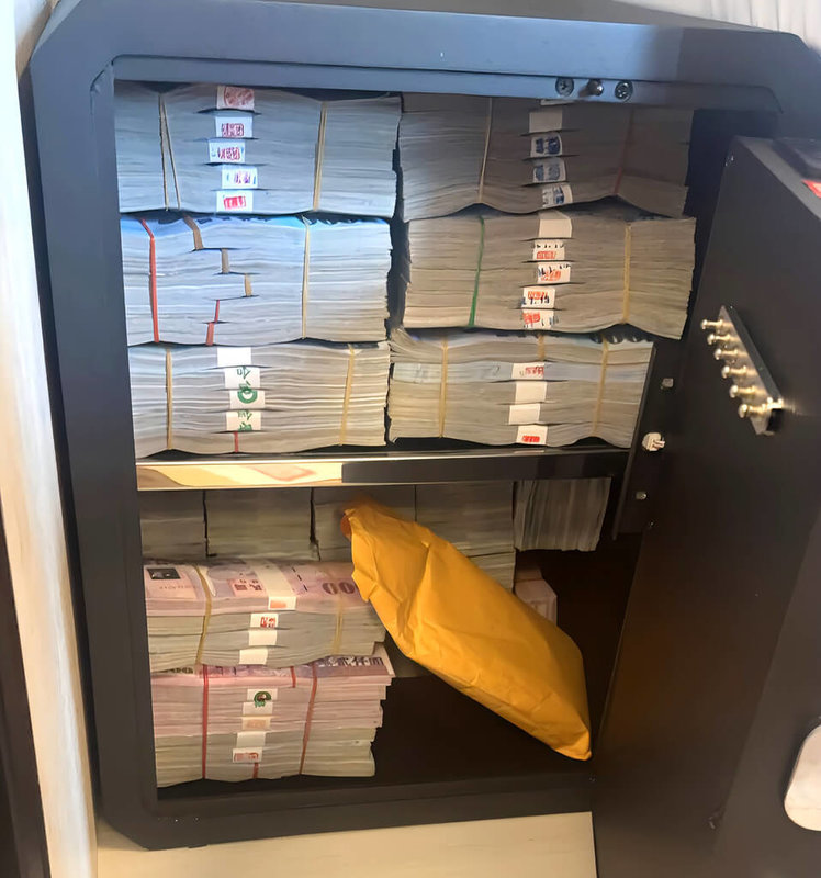 檢調日前接獲情資，指第三方支付業者台灣里國際有限公司涉配合不法業者洗錢，專案小組發動多波搜索，並查扣被告及公司名下不動產、黃金及存款約新台幣9000多萬元。高雄地檢署19日依違反組織犯罪防制條例、洗錢等罪起訴共166人，並通緝在逃的簡姓主嫌。（高雄地檢署提供）中央社記者洪學廣傳真　115年3月19日