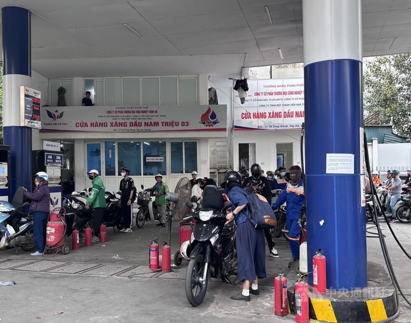 越南政府祭出一系列穩定措施，並努力向外搶油，目前油價已自月初大漲後調降，加油站的排隊車潮也明顯銳減。民眾表示，排隊加油人數已回歸正常。中央社記者曾婷瑄河內攝　115年3月19日