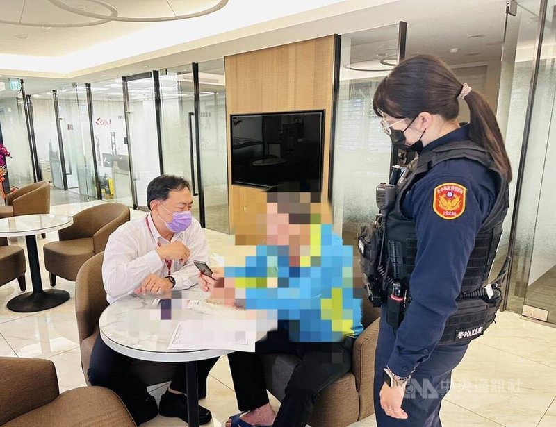 台中林姓男子（中）透過通訊軟體認識網友，發展成網戀，對方希望林姓男子協助投資新台幣20萬元開飲料店，林姓男子日前到銀行要匯款，行員發現有異報案，與警方成功阻詐。（翻攝照片）中央社記者蘇木春傳真　115年3月19日