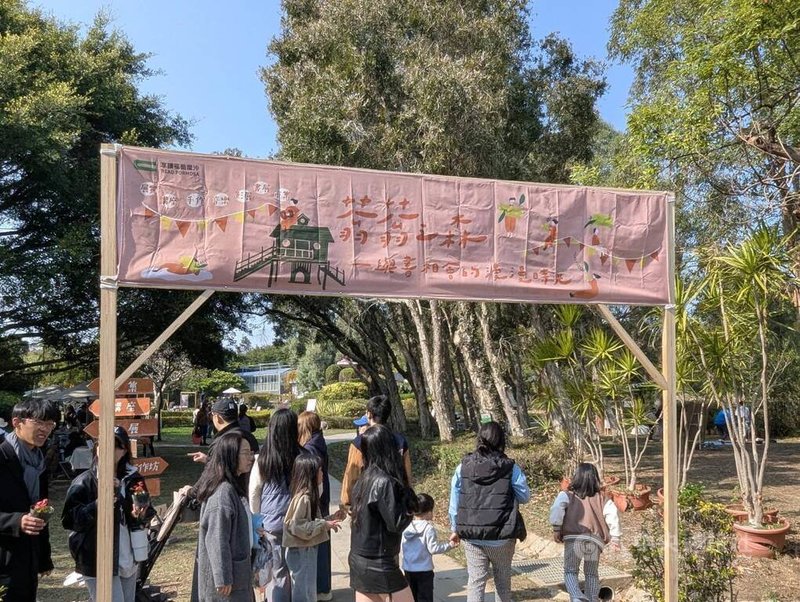 金門蓊蓊書店舉辦「蓊蓊之森」市集，21、22日將在金門植物園登場，市集策劃議題講座、生態導覽、書展、影展等，融入不同議題及對話可能性。圖為民國114年蓊蓊之森市集活動情形。中央社記者吳玟嶸攝　115年3月20日