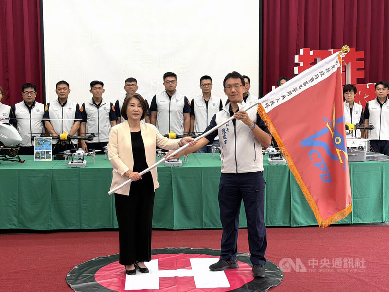 屏東縣警察局20日成立警用無人機隊，由16名取得專業證照警員組成，縣長周春米（前左）授旗，象徵屏東警政邁入全新時代。中央社記者李卉婷攝　115年3月20日