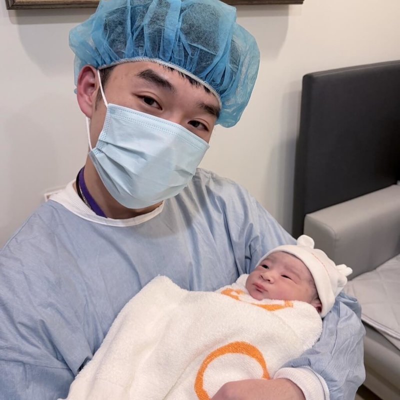 台灣羽球奧運雙金得主王齊麟（圖）20日晚間正式升格當爸爸，懷中抱著剛出生的兒子，令他有著說不出的感動。（王齊麟提供）中央社記者黎建忠傳真　115年3月20日