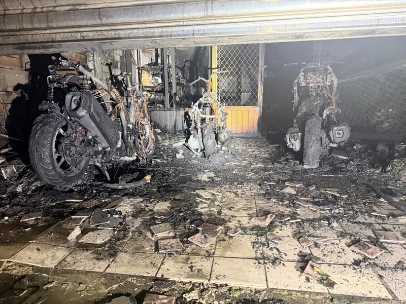 苗栗縣頭份市1棟透天厝20日凌晨發生火警，消防隊迅速撲滅火勢，但庭院停放3台機車，都已被燒得幾乎只剩骨架。（民眾提供）中央社記者管瑞平傳真　115年3月20日