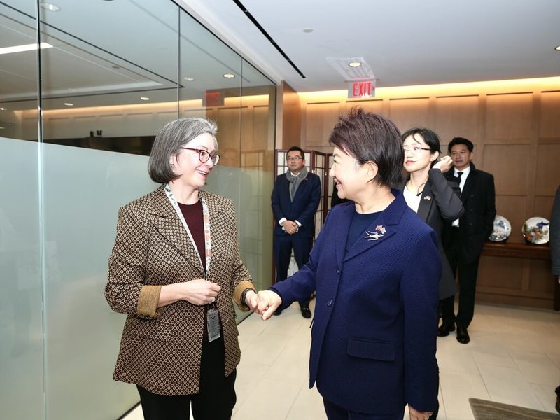 率團訪問美國的台中市長盧秀燕（前右）美東時間17日前往美國在台協會（AIT）華盛頓總部，會晤AIT華盛頓總部執行理事藍鶯（Ingrid D. Larson）（前左）。（台中市政府提供）中央社記者郝雪卿傳真  115年3月20日