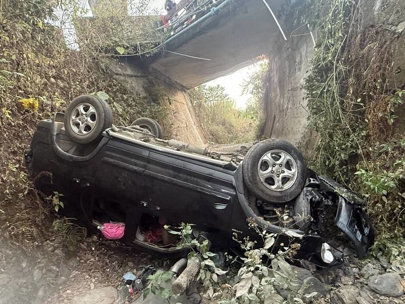 屏東縣三地門鄉20日發生一輛汽車不明原因撞擊後墜橋，警消獲報到場救出一名受困女乘客送醫，事故原因仍待進一步釐清中。（里港警分局提供）中央社記者李卉婷傳真　115年3月20日