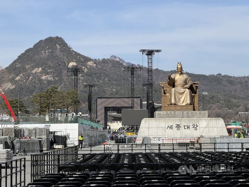 韓國天團防彈少年團（BTS）21日將在光化門舉辦「BTS回歸演唱會ARIRANG」，演出前相關單位連夜趕工布置場地。中央社記者楊啟芳首爾攝　115年3月20日