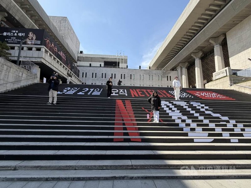 韓國天團防彈少年團（BTS）21日將在光化門舉辦「BTS回歸演唱會ARIRANG」，吸引來自世界各地的ARMY們（BTS粉絲名）湧入，並在光化門一帶拍照留念。中央社記者楊啟芳首爾攝　115年3月20日