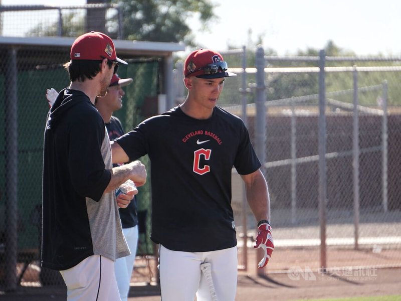 美國職棒台裔美籍外野手費柴德（Stuart Fairchild）在克里夫蘭守護者隊的春訓營打擊練習，備戰新球季，爭取進入開季名單。中央社記者林宏翰亞利桑那攝　115年3月20日