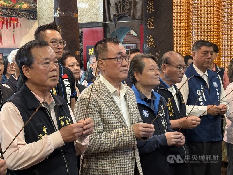 國民黨新北市長參選人李四川（前左2）20日上午前往中和區廣濟宮參拜，祈求國泰民安。中央社記者曹亞沿攝　115年3月20日