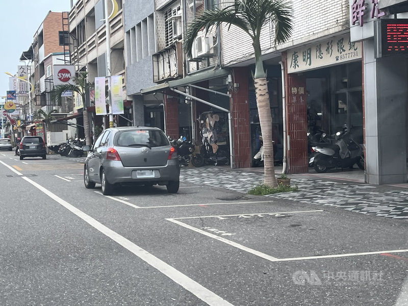 花蓮縣政府修訂公有收費停車場管理自治條例，授權管理機關可依區域、流量、時段擇定費率種類、收費方式等，草案送議會審議，多名議員憂民眾負擔加重，影響市區生意，應尊重在地店家意見。中央社記者張祈攝　115年3月20日