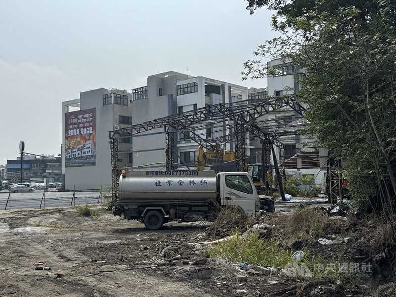 雲林縣林姓女子指北港舊轉運站（圖）石棉瓦2025年間遭颱風吹毀，部分石棉瓦砸到其住家造成毀損，申請國賠卻遭駁回，林女20日出面要求重啟審理。中央社記者姜宜菁攝  115年3月20日