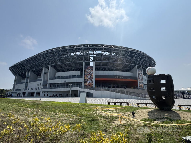 台南市安南區亞太國際棒球訓練中心成棒主球場落成，象徵園區建設完成最後一塊拼圖，未來將由中華職棒統一獅隊進駐，作為職棒賽事及訓練重要據點。中央社記者張榮祥台南攝　115年3月20日