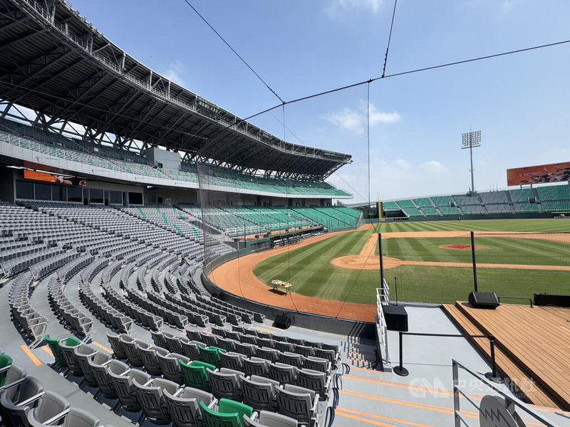 台南市安南區亞太國際棒球訓練中心成棒主球場啟用，為台灣最大戶外棒球場，可容納2萬5000名觀眾，市府也將調整場地設施、燈光和觀眾席等細節，持續優化。中央社記者張榮祥台南攝　115年3月20日