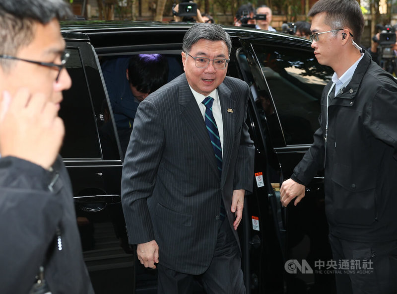 行政院長卓榮泰（中）20日赴立法院施政報告並備詢，下車後短暫回應記者提問，直接進入議場。中央社記者謝佳璋攝  115年3月20日