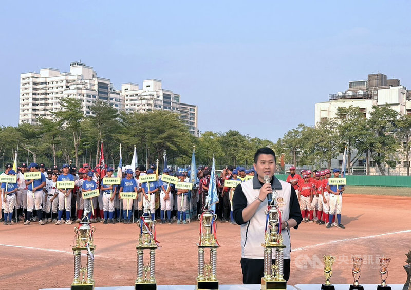 2026第25屆高雄中區扶輪盃全國青少年棒球邀請賽20日開打，12支國中隊伍展開3天賽事。主辦單位高雄中區扶輪社社長王勛緯（前）勉勵小球員盡情揮灑累積經驗。中央社記者林巧璉攝　115年3月20日