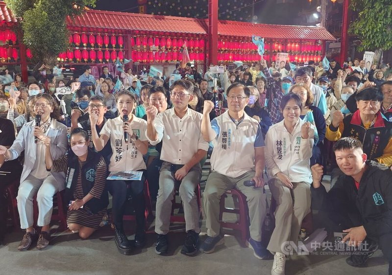 民眾黨嘉義市長參選人張啓楷(前左5)20日晚間在嘉義市文財殿舉辦「廟口開講」,民眾黨主席黃國昌(前左4)到場力挺,現場近百人齊聚。中央社記者蔡智明攝 115年3月20日