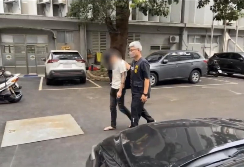 花蓮某高中學生疑似積欠賭債，遭人在校門口散布恐嚇傳單，警方獲報後在台東逮獲丟傳單的江姓男子（左），依涉嫌恐嚇罪移送偵辦。（花蓮警分局提供）中央社記者張祈傳真　115年3月20日