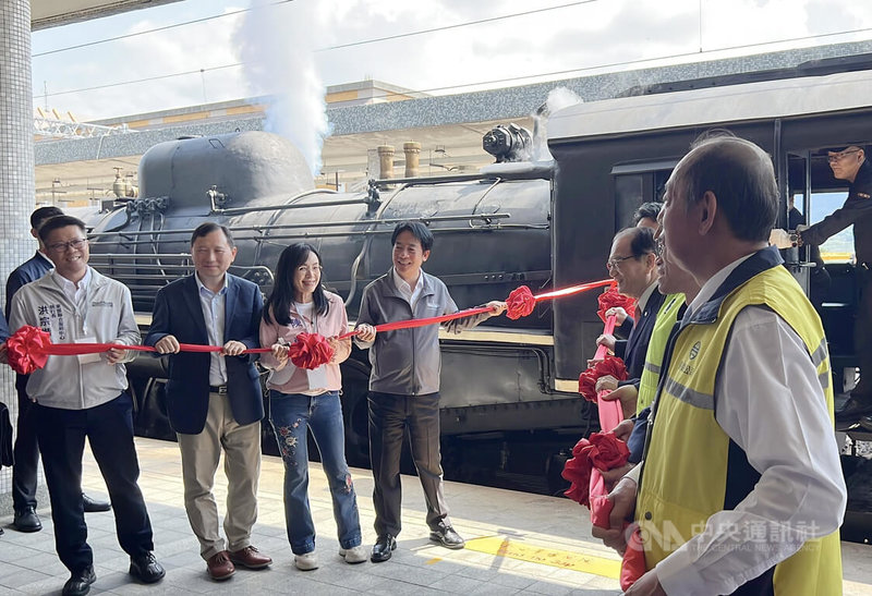 台鐵公司20日在台東縣關山火車站歡慶花東鐵道通車百週年，總統賴清德（左4）等人出席見證，並一同為「蒸汽女王」鳴笛。中央社記者盧太城台東攝　115年3月20日