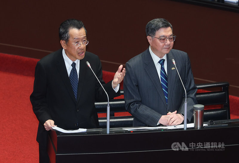 行政院長卓榮泰（右）20日赴立法院進行施政方針及施政報告並備詢，與國防部長顧立雄（左）同台，回應立委質詢有關中東局勢、軍購等議題。中央社記者謝佳璋攝　115年3月20日