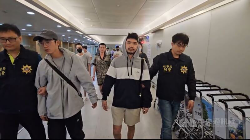 台灣網紅「晚安小雞」（右2）與「阿鬧」在柬埔寨自導自演被詐騙園區綁架而遭判刑，19日刑滿遣返回台，因有另案遭通緝，下機後即被逮補歸案。（翻攝照片）中央社記者葉臻傳真　115年3月19日