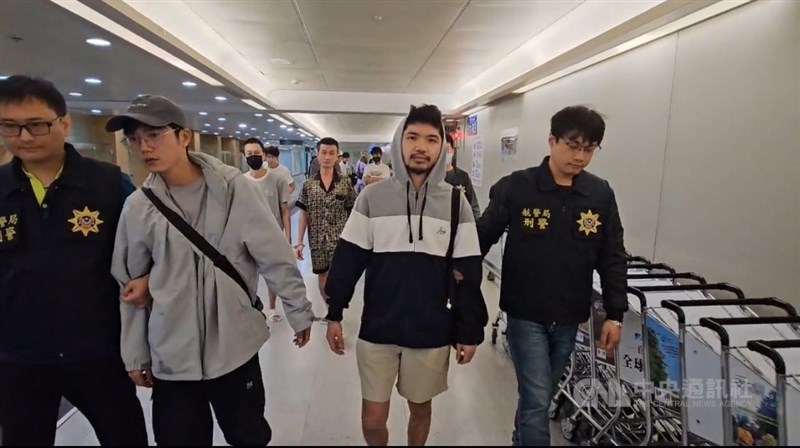 台灣網紅「晚安小雞」（右2）與「阿鬧」在柬埔寨自導自演被詐騙園區綁架而遭判刑，19日刑滿遣返回台。（中央社檔案照片）