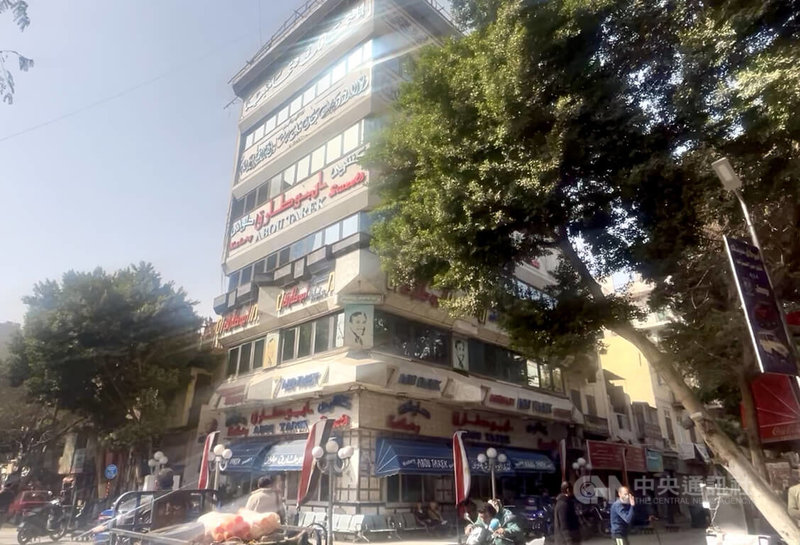 塔立克原本只是個推車叫賣「口秀麗」的街頭攤販,後來建立埃及最大的口秀麗王國。此為位於開羅市中心老城區內的6層餐廳大樓。中央社記者施婉清開羅攝 115年3月20日