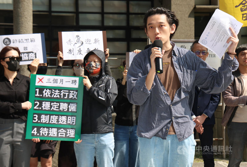 台灣高等教育產業工會與台灣師範大學國語教學中心華語教師20日在台師大圖書館校區舉行「公布團體協約草案、啟動團體協商程序」記者會，教師杜愷表示（前右）將與台師大展開團體協商，工會提出「依法行政、穩定聘僱、制度透明、待遇合理」4項訴求。中央社記者張新偉攝　115年3月20日