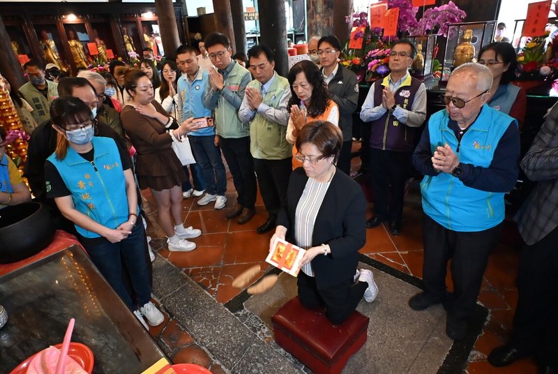 鹿港慶端陽系列活動龍王祭20日擲筊決定舉辦日期，彰化縣長王惠美（前中）向觀世音菩薩及龍王尊神擲筊請示，擇定在6月7日舉辦龍王祭活動，為鹿港慶端陽活動揭開序幕。（彰化縣政府提供）中央社記者吳哲豪傳真　115年3月20日