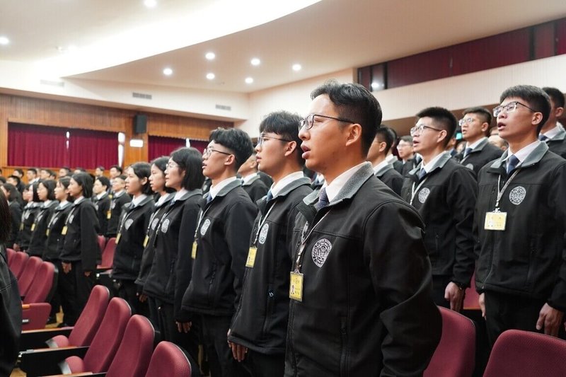 法務部調查局調查班第63期20日舉行開學典禮，學員高聲齊唱調查員進行曲。（調查局提供）中央社記者謝君臨傳真　115年3月20日