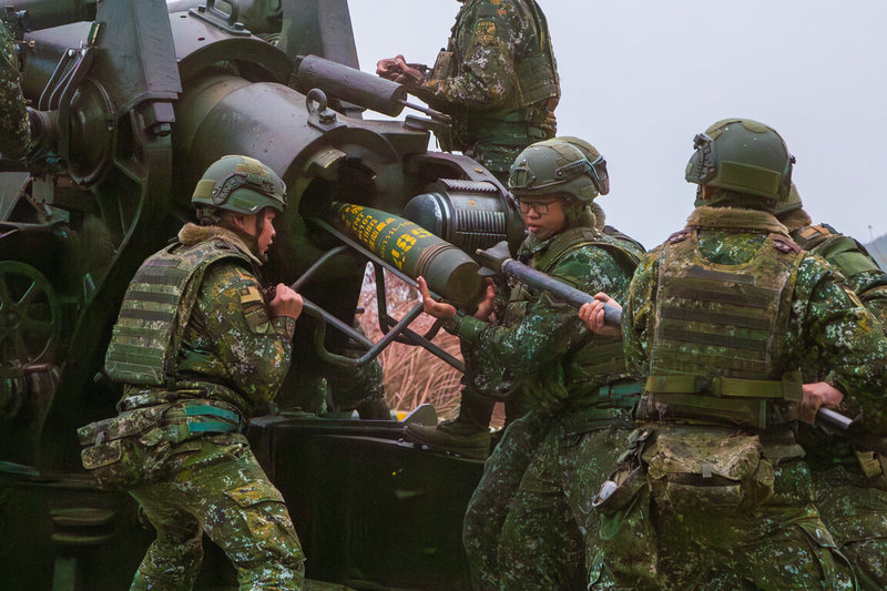 馬祖防衛指揮部20日清晨在南竿實施民國115年第1季雲台操演，盼藉由實戰化訓練驗證防區防衛作戰能力。圖為官兵合力裝填彈藥。（軍聞社王進福提供）中央社記者潘欣彤傳真　115年3月20日