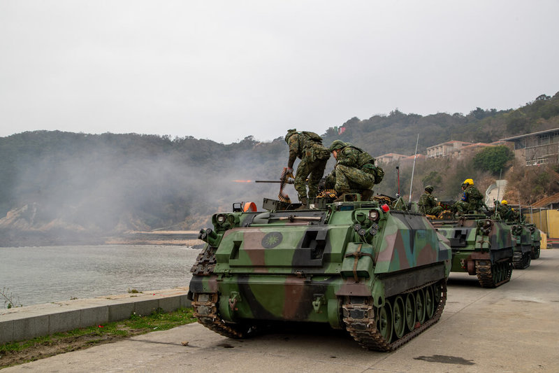 馬祖防衛指揮部20日清晨於南竿實施115年第1季雲台操演，模擬海上不明船團及無人機群接近南竿地區，馬防部結合防衛作戰構想與敵軍作戰進程，操演官兵過程中也運用50機槍實施防護射擊。（軍聞社王進福提供）中央社記者潘欣彤傳真　115年3月20日