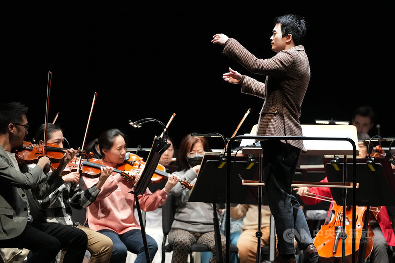 NSO國家交響樂團攜手舞蹈空間舞團共同打造「彼得與狼的奇幻冒險」音樂會，由指揮家吳曜宇（前右）領軍，以音樂、舞蹈交織的跨界形式，重新演繹普羅科菲夫2部經典之作D大調第一號交響曲「古典」與「彼得與狼」，20日進行彩排。中央社記者徐肇昌攝　115年3月20日