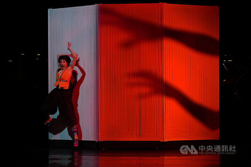 NSO國家交響樂團攜手舞蹈空間舞團打造「彼得與狼的奇幻冒險」音樂會，以生動活潑的舞台語彙，重新詮釋俄國作曲家普羅科菲夫筆下充滿想像力的經典故事，舞者們20日在台北表演藝術中心進行總彩排，呈現精彩片段。中央社記者徐肇昌攝　115年3月20日