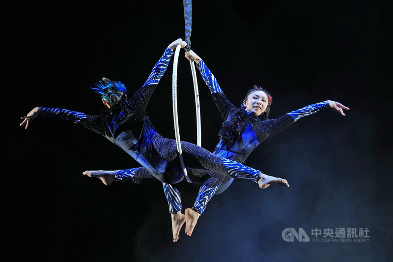 NSO國家交響樂團攜手舞蹈空間舞團共同打造「彼得與狼的奇幻冒險」音樂會，將於台北表演藝術中心演出，20日下午進行彩排，舞蹈融入戲劇，也滲入馬戲元素，拓展觀演想像。中央社記者徐肇昌攝　115年3月20日