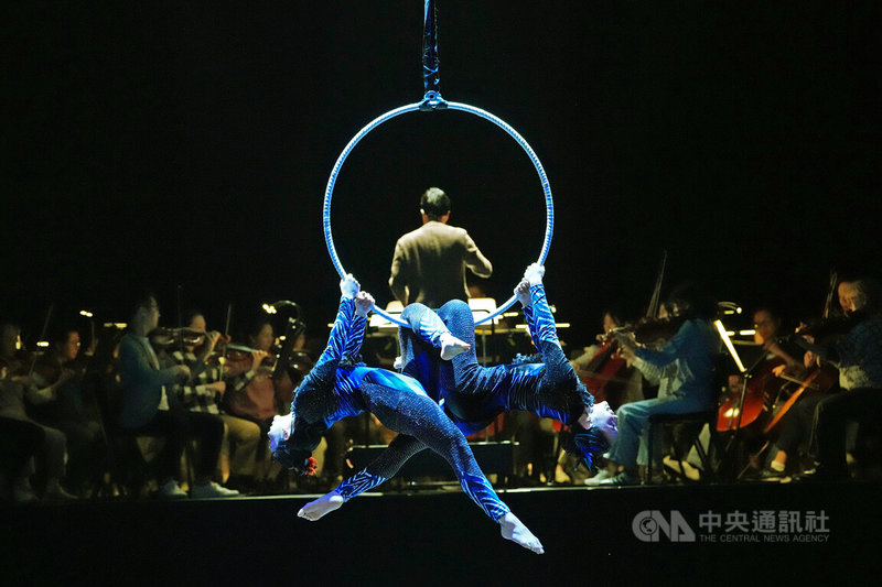 「彼得與狼的奇幻冒險」音樂會由NSO國家交響樂團攜手舞蹈空間舞團打造，透過音樂、視覺、舞蹈、特技高空與燈光的跨域結合，陪伴大家展開奇幻冒險旅程，20日在台北表演藝術中心總彩排。中央社記者徐肇昌攝　115年3月20日