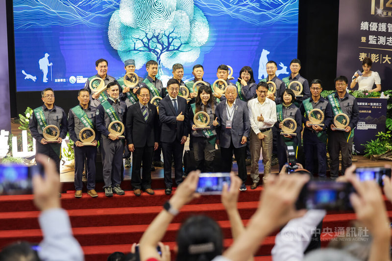 農業部林業及自然保育署20日下午在台北舉辦「114年度績優森林護管員暨監測志工表彰大會」，林保署長林華慶（前排左5）親自頒獎，與獲獎森林護管人員合影留念。中央社記者裴禛攝　115年3月20日