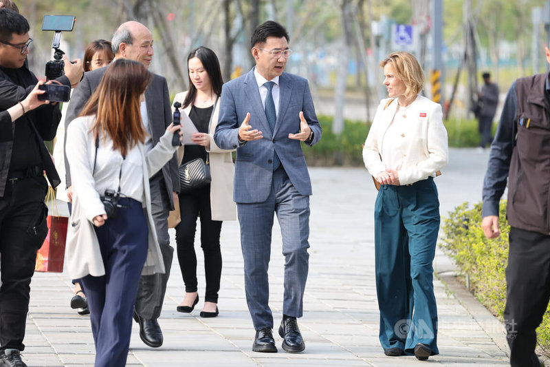 立法院副院長江啟臣（右2）20日親自接待英國在台辦事處代表包瓊郁（右），一同參訪台中航太產業並和中部7所學校代表進行教育交流座談。中央社記者趙麗妍攝 115年3月20日