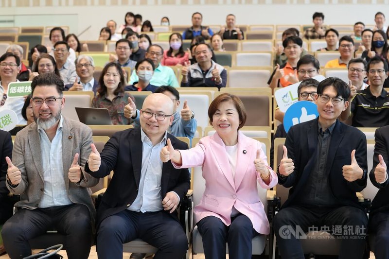 國民黨籍立委楊瓊瓔（前右2）20日在逢甲大學出席低碳產業永續發展聯盟舉辦的AI應用落地輔導計畫成果發表會，並表示未來會持續讓傳統產業成功轉型。中央社記者趙麗妍攝　115年3月20日