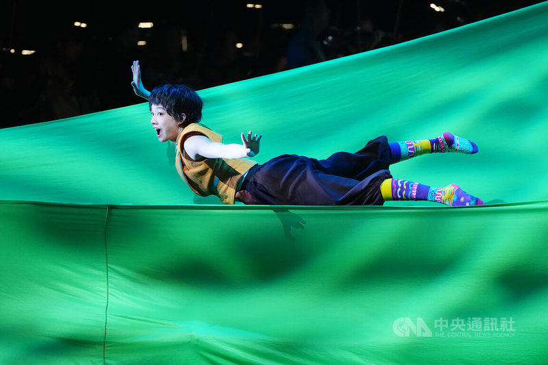 NSO國家交響樂團、舞蹈空間舞團共同打造「彼得與狼的奇幻冒險」音樂會，舞者們20日在台北表演藝術中心彩排，演出精彩片段，舞台上，神奇屋自在穿梭、山景大地不斷變形，自然生長的曲線化為流動場景。中央社記者徐肇昌攝　115年3月20日