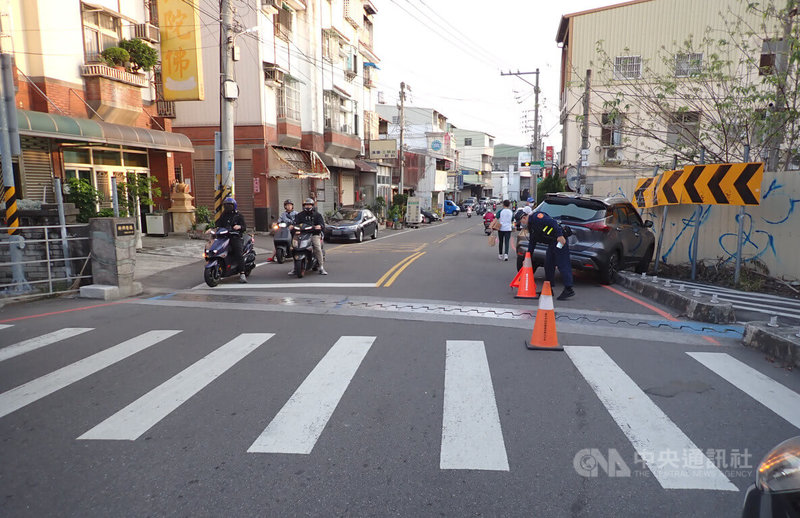 黃姓男子19日開車行經台中市大里區1處路口，轉彎時未停讓，步行於行人穿越道的高中生雖有閃避，仍遭撞上，警方獲報到場處理。（翻攝照片）中央社記者蘇木春傳真　115年3月20日